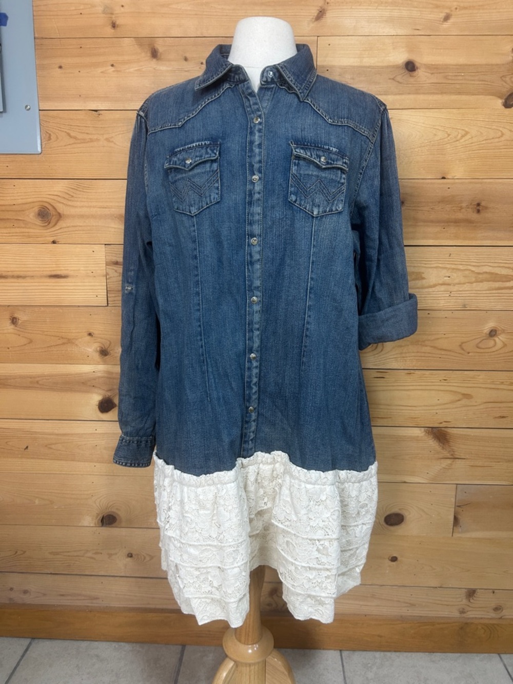 EUC Wrangler Blue Denim Midi Dress Pearl Snaps Cream Lace Ruffle XL Rodeo NFR